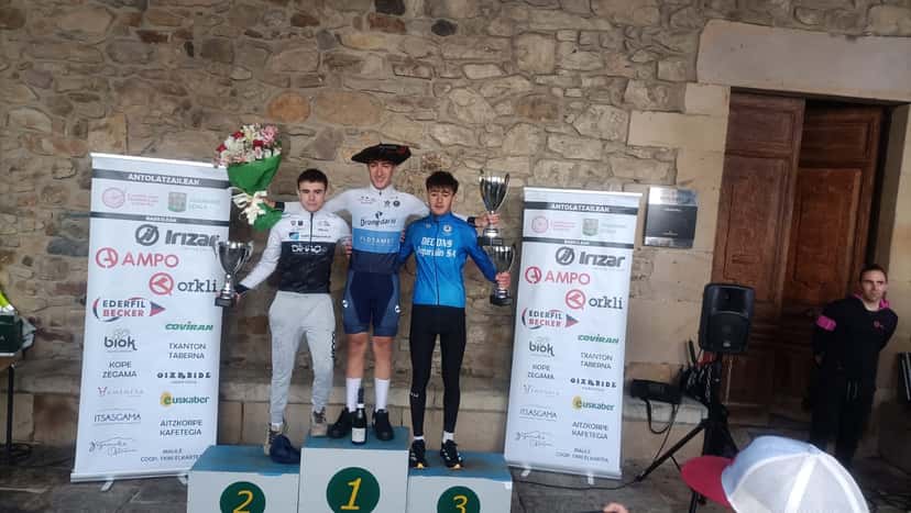 Unai Moran en el podium de Zegama